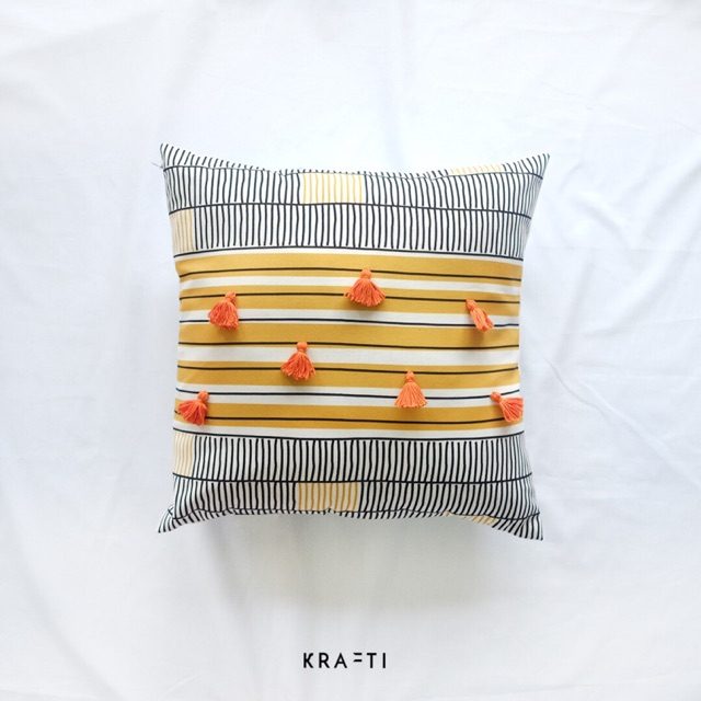 Bantal Sofa 40x40 Motif Tassel Orange Stripes