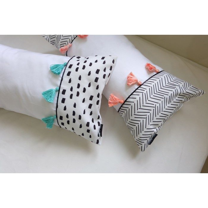 Bantal Sofa Tassel Motif Titik 30x60 cm