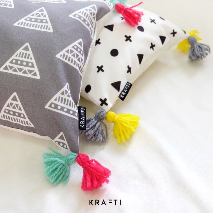 Bantal Sofa Tassel Motif Tribal 30x60 cm